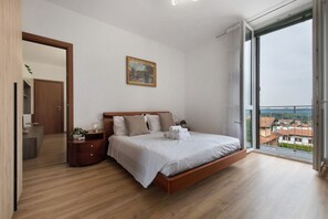 1 habitación, tabla de planchar con plancha y ropa de cama 