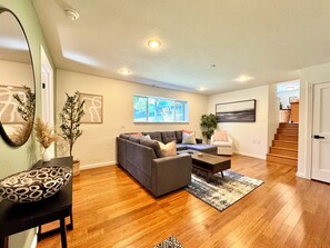 Living area - The Mesa Manor - Fun in the Foothills - Arcade/Patio/Large Kitchen/Comfy Beds (Boise)