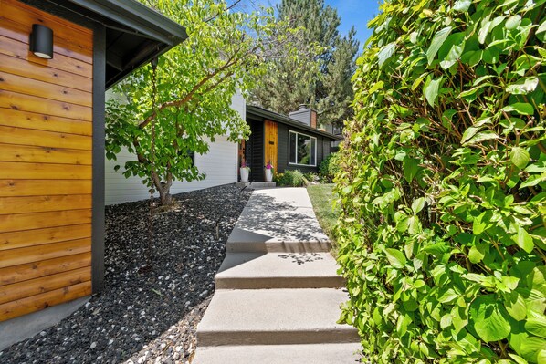 Property grounds - The Mesa Manor - Fun in the Foothills - Arcade/Patio/Large Kitchen/Comfy Beds (Boise)