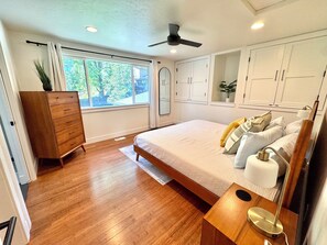4 bedrooms, iron/ironing board, WiFi, bed sheets