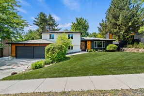 Exterior - The Mesa Manor - Fun in the Foothills - Arcade/Patio/Large Kitchen/Comfy Beds (Boise)