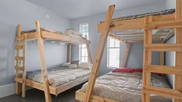 3 bedrooms, iron/ironing board, WiFi, bed sheets