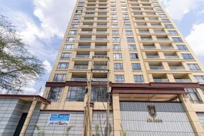 Exterior - Luxe place with pool+gym+mini mart in yaya center (Nairobi)