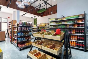 Gift shop - Luxe place with pool+gym+mini mart in yaya center (Nairobi)