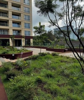 Property grounds - Luxe place with pool+gym+mini mart in yaya center (Nairobi)