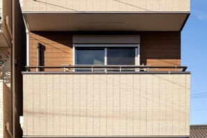 A multi-story building with a balcony on the second floor. - Daikichiya 3 Newly Built Entire House with Free Parking (Nagoya)