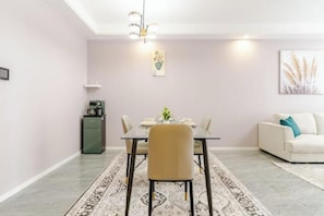 Dining - Lucullan spacious/ pool/gym/kingbed at yaya center (Nairobi)