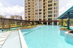 Pool - Lucullan spacious/ pool/gym/kingbed at yaya center (Nairobi)