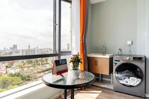 Interior - Deluxe Haven Kilimani with pool & gym yaya center (Nairobi)