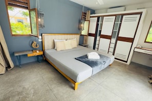 Desk, iron/ironing board, WiFi, bed sheets