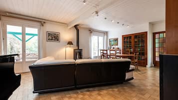 Fernseher, Kamin, Tischtennisplatte