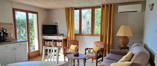 A peaceful country cottage along the greenway, ideal for a getaway for two