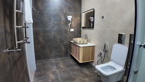 Dusche, Haartrockner, Hausschuhe, Handtücher