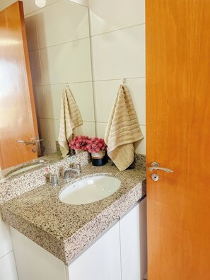 シャワー、タオル、トイレットペーパー