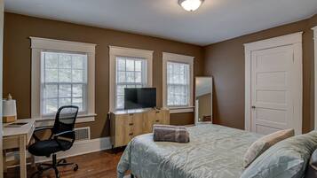 1 bedroom, desk, iron/ironing board, WiFi