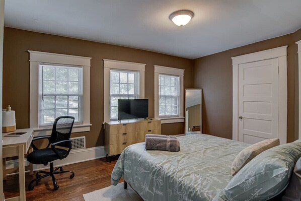 1 bedroom, desk, iron/ironing board, WiFi