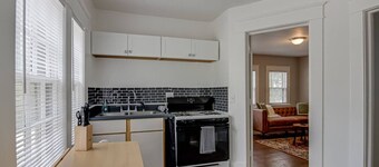 Classic & Charming Entire Home in Greensboro 1 Mile From Downtown. FREE WIFI.