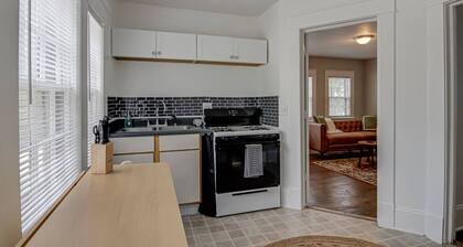 Classic & Charming Entire Home in Greensboro 1 Mile From Downtown. FREE WIFI.