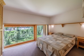 2 bedrooms, bed sheets