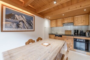 Una cucina moderna con mobili in legno, un lavello in acciaio inossidabile e un forno Bosch.