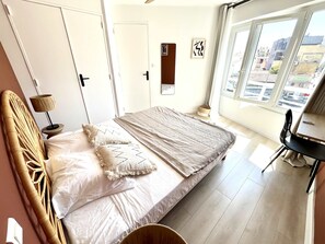 2 bedrooms, iron/ironing board, WiFi, bed sheets