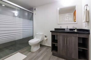 تجهيزات دش، مناشف، صابون، ورق حمّام