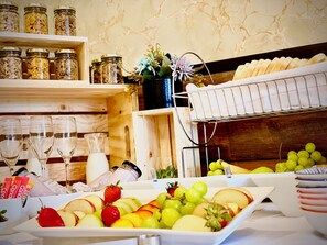 Daily full breakfast (ZAR 210 per person)