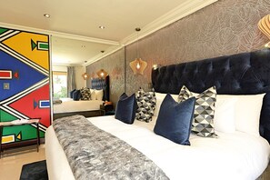 Suíte superior, 1 cama King, varanda, vista para o jardim | Cofres nos quartos, cortinas blackout, ferros/tábuas de passar roupa