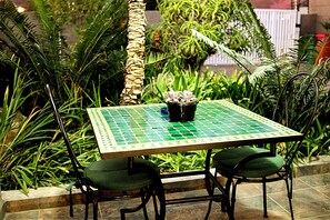 Suite superior, 1 llit de matrimoni gran, pati, vistes al jardí | Balcó