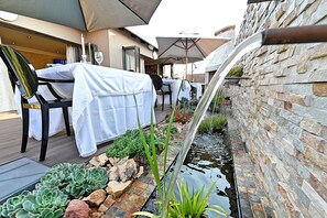 Breakfast, lunch and dinner served