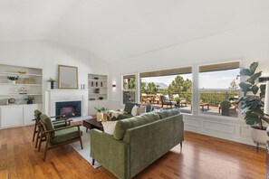 Living area - Gorgeous Luxury Home with Views of Balloon Fest, Fireworks Near Broadmoor (Colorado Springs)