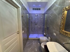 Apartment, Garden View | Bathroom - Alloggio Turistico King Plaza (Rome)