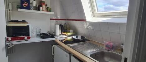 Fridge, oven, stovetop, electric kettle