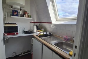 Een koelkast, een oven, een kookplaat, een waterkoker