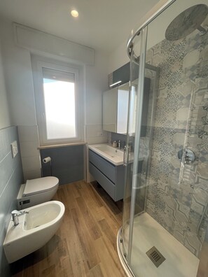 Departamento, 1 habitación | Baño | Regadera, secadora de cabello, toallas, jabón 