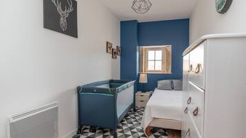 6 bedrooms, iron/ironing board, free WiFi, bed sheets