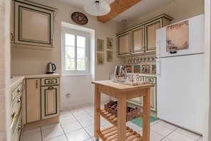 Fridge, microwave, oven, dishwasher - Les Volets Verts - Maison pour 10p avec Jardin (Jully-lès-Buxy)