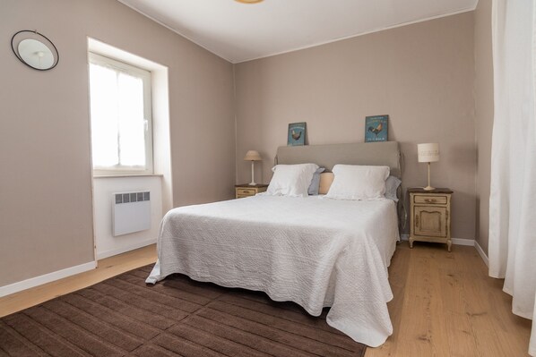 6 bedrooms, iron/ironing board, free WiFi, bed sheets