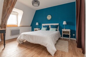 6 bedrooms, iron/ironing board, free WiFi, bed sheets