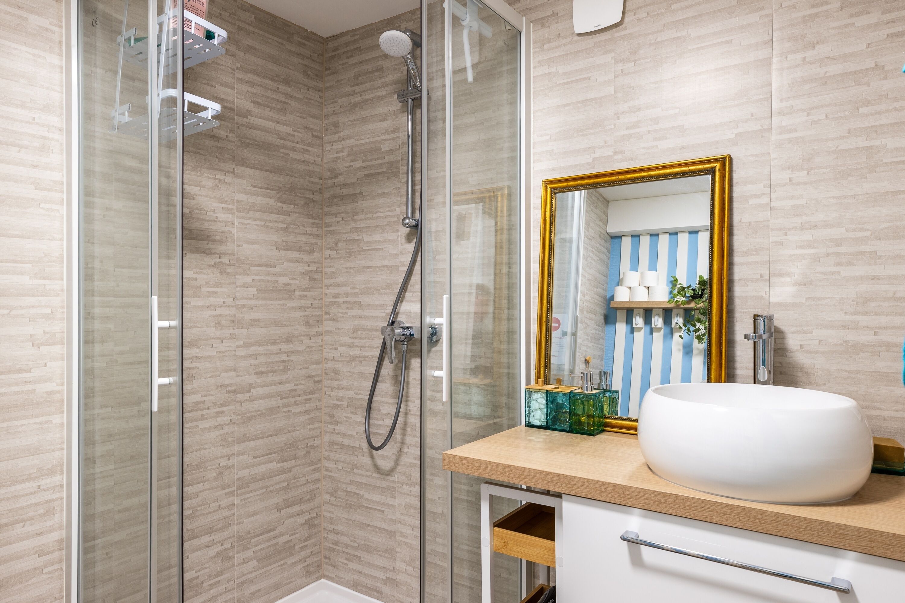 Gratis toiletartikelen, een haardroger, handdoeken