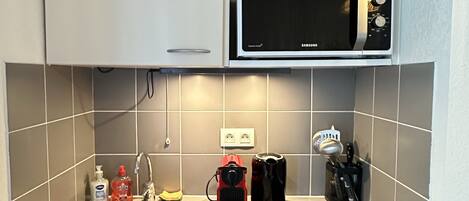 Refrigerador, microondas, parrilla de estufa y cafetera y tetera