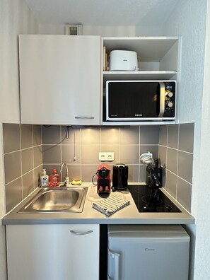 Fridge, microwave, stovetop, coffee/tea maker