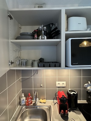 Kylskåp, mikrovågsugn, spishäll och kaffe- och tebryggare