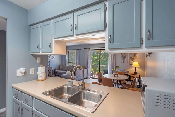 Appart'hôtel, 1 très grand lit, balcon, vue golf (Woods Golf Getaway) | Cuisine privée | Réfrigérateur, micro-ondes, four, plaque de cuisson