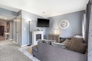 Appart'hôtel, 1 très grand lit, balcon, vue golf (Woods Golf Getaway) | Coin séjour | Télévision à écran plat de 42 pouces avec chaînes numériques