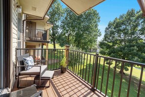 Lejlighed - 1 kingsize-seng - balkon - udsigt til golfbane (Woods Golf Getaway) | Udsigt fra værelset