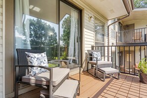 Bloc d'apartaments, 1 llit de matrimoni gran, balcó, vistes al camp de golf (Woods Golf Getaway) | Terrassa o pati