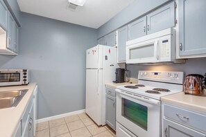 Condo, 1 King Bed, Balcony, Golf View (Woods Golf Getaway) | Private kitchen | Fridge, microwave, oven, stovetop