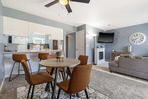 Condo, 1 cama King, sacada, vista para o campo de golfe (Woods Golf Getaway) | Área de estar | TV de tela plana 42 polegadas com canais digitais