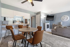 Condo, 1 cama King, sacada, vista para o campo de golfe (Woods Golf Getaway) | Área de estar | TV de tela plana 42 polegadas com canais digitais
